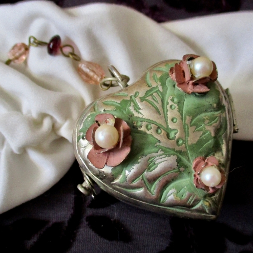 Vintage Victorian Revival Heart Locket Box Repoussé Pendant Necklace - Picture 8 of 10